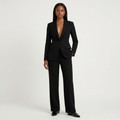 Damen Blazer- und Hosenanzug mit klassischer Linie | Stil, der nie aus der Mode kommt