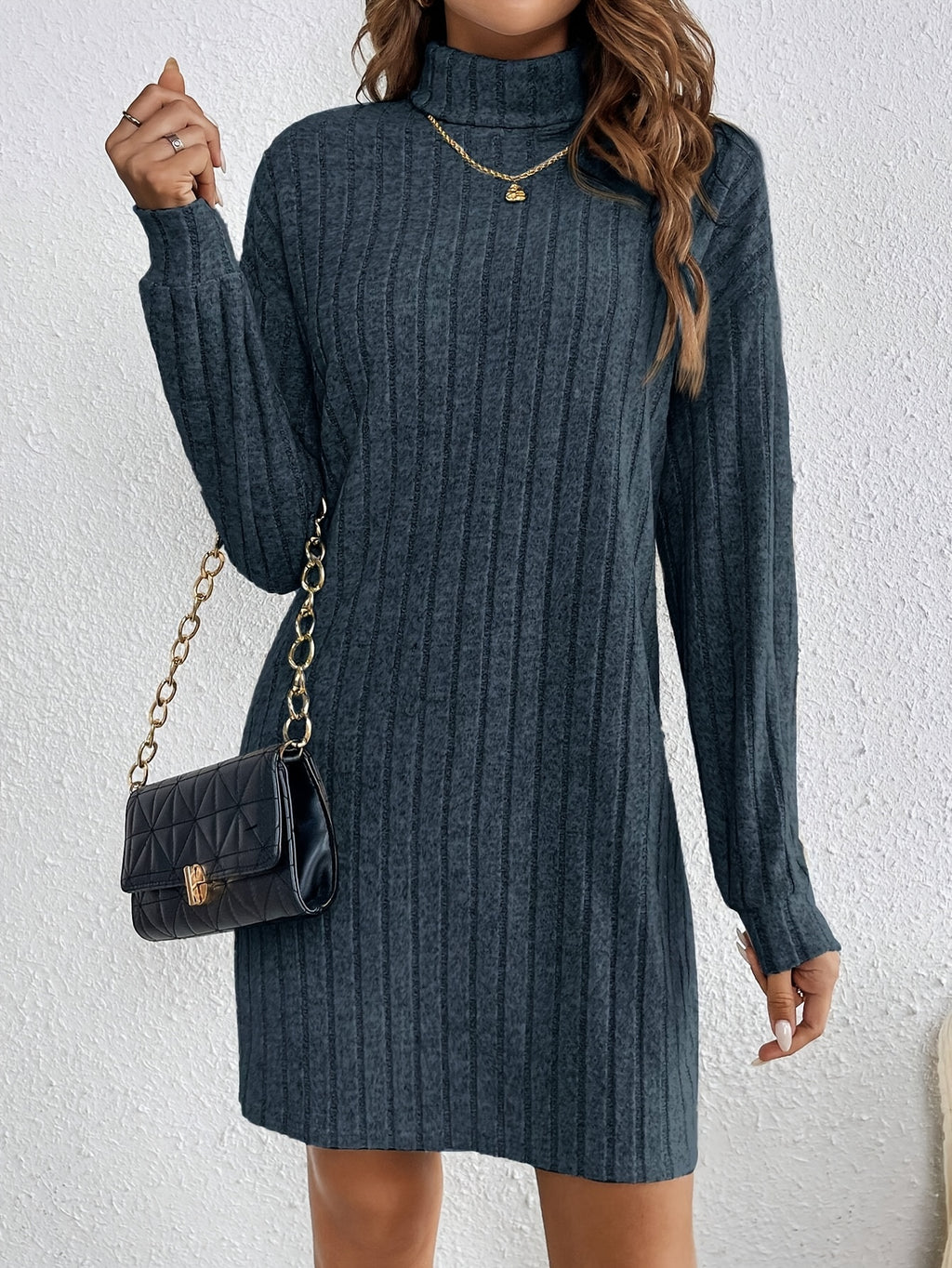 Französisches Rollkragen-Pulloverkleid aus strukturiertem Stoff mit langen Ärmeln in Unifarben