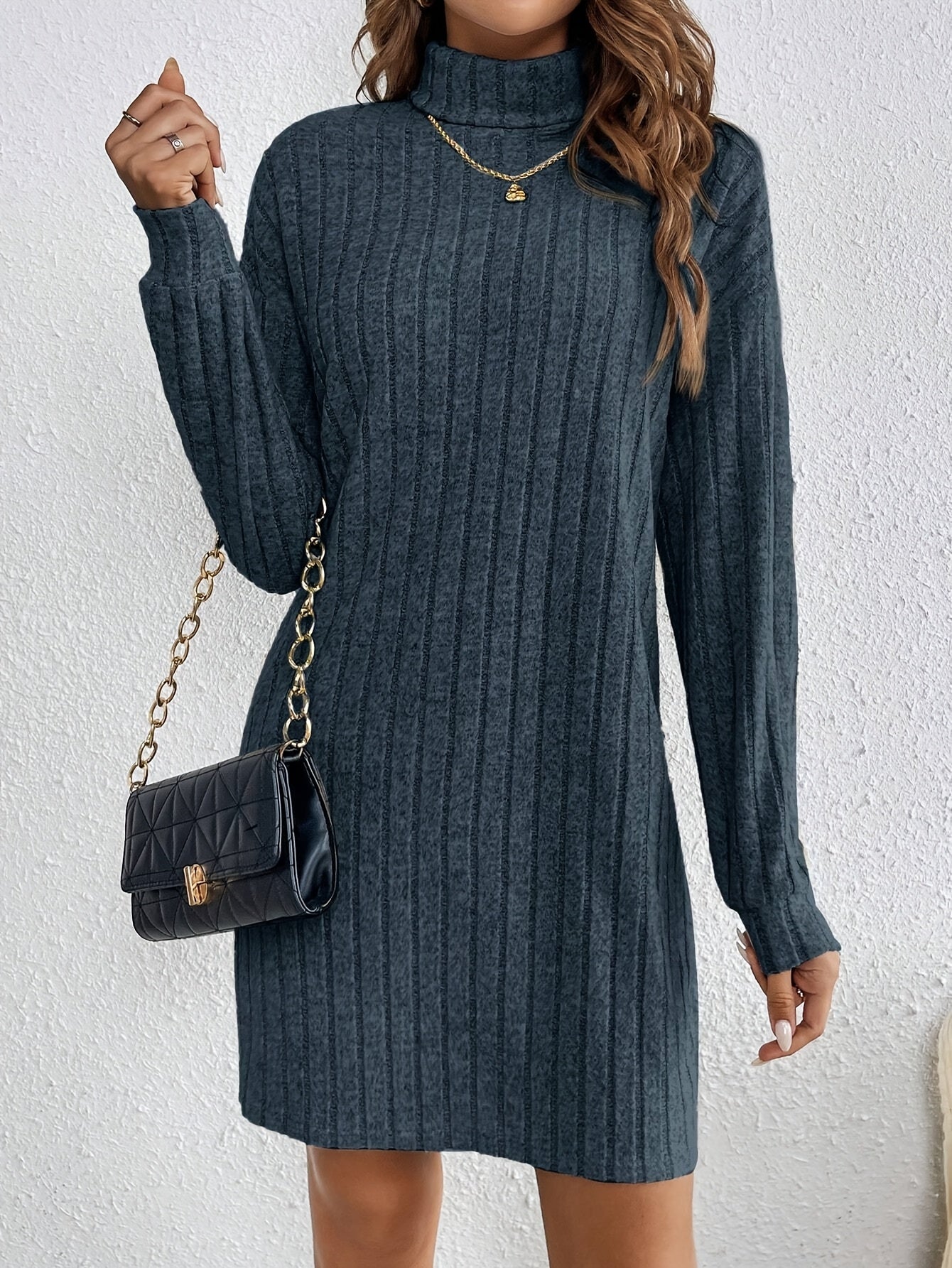 Französisches Rollkragen-Pulloverkleid aus strukturiertem Stoff mit langen Ärmeln in Unifarben