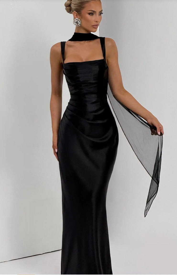 Robe de soirée sculptante en satin