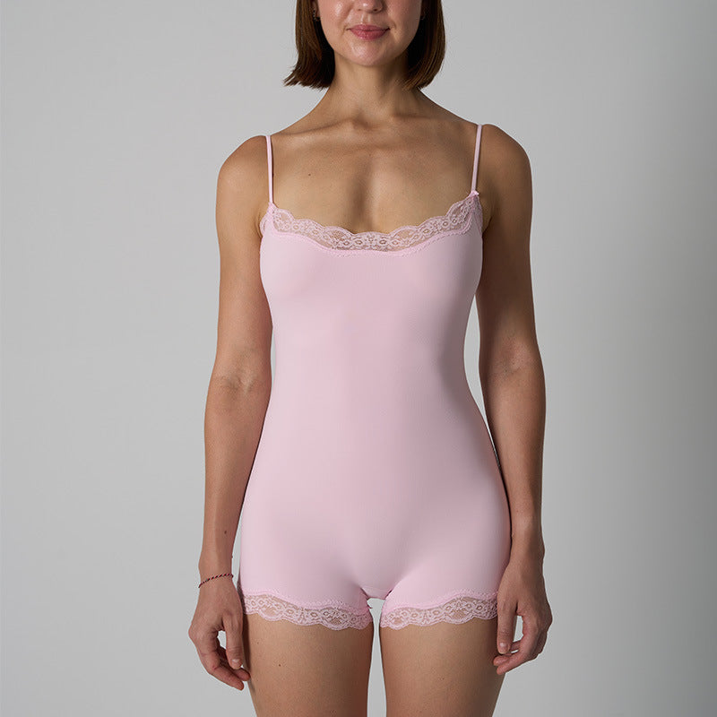 Spitzenbesetzter formender Jumpsuit
