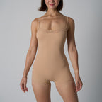 Spitzenbesetzter formender Jumpsuit