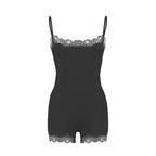 Spitzenbesetzte formende Bodysuit-Shorts