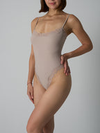 Spitzenbesetzter formender Bodysuit