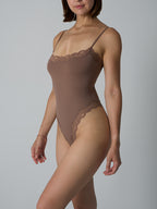 Spitzenbesetzter formender Bodysuit
