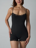 Spitzenbesetzter formender Jumpsuit