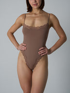 Spitzenbesetzter formender Bodysuit