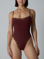 Spitzenbesetzter formender Bodysuit