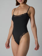 Spitzenbesetzter formender Bodysuit