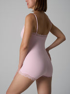 Spitzenbesetzter formender Jumpsuit