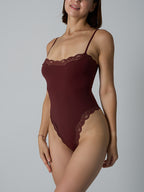 Spitzenbesetzter formender Bodysuit