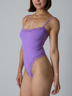 Spitzenbesetzter formender Bodysuit