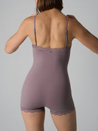 Spitzenbesetzter formender Jumpsuit