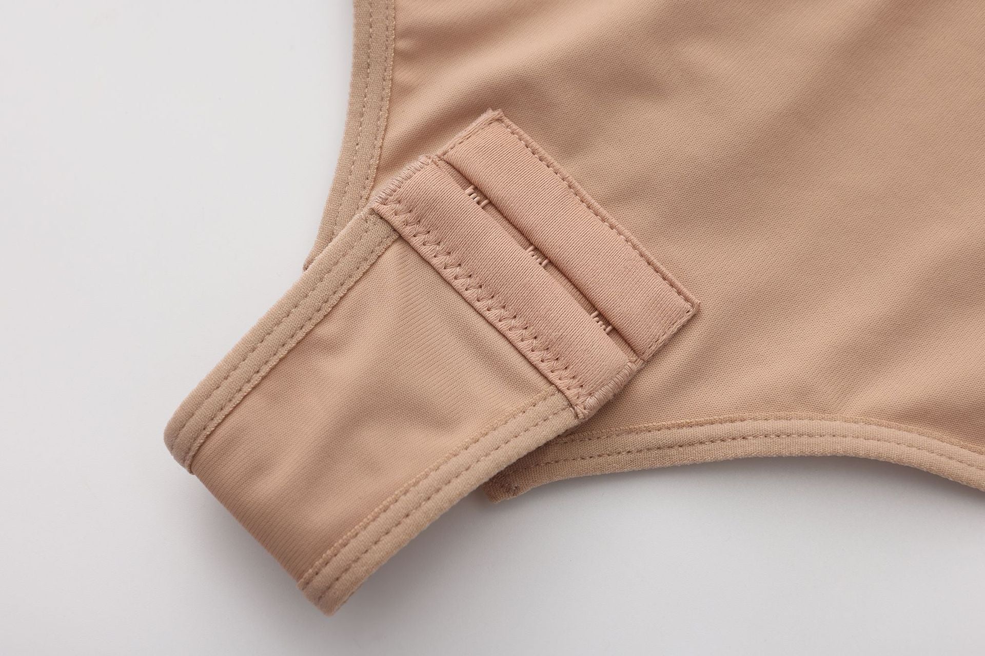 Trägerloser formender String-Bodysuit
