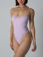 Spitzenbesetzter formender Bodysuit