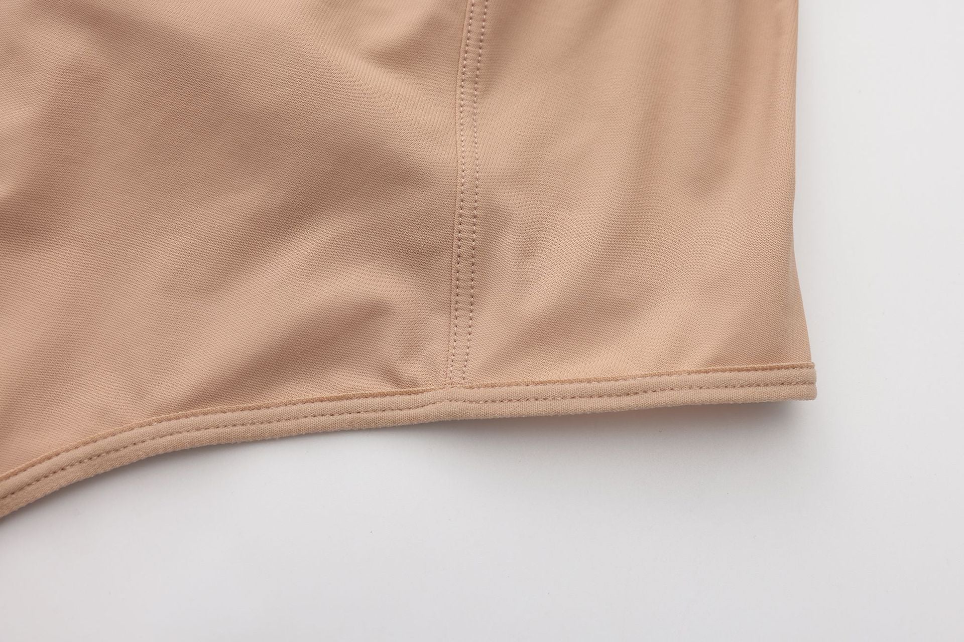 Trägerloser formender String-Bodysuit