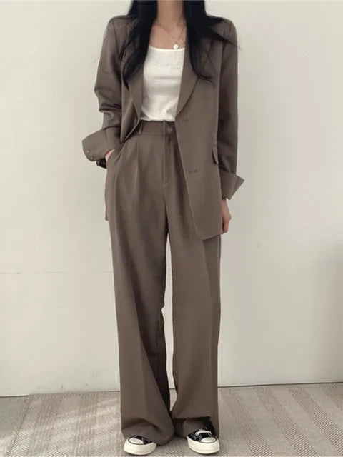 Women's Two-Piece Set for Autumn with Fitted Blazer in Wrinkle-Free Fabric and Stretch Pants - Dark Brown