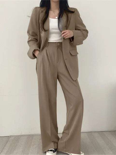 Women's Two-Piece Set for Autumn with Fitted Blazer in Wrinkle-Free Fabric and Stretch Pants - Khaki