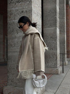 Eleganter Damen-Wollmantel im Oversize-Look mit passendem Schal