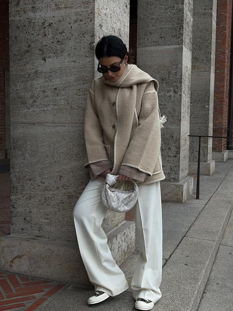 Eleganter Damen-Wollmantel im Oversize-Look mit passendem Schal