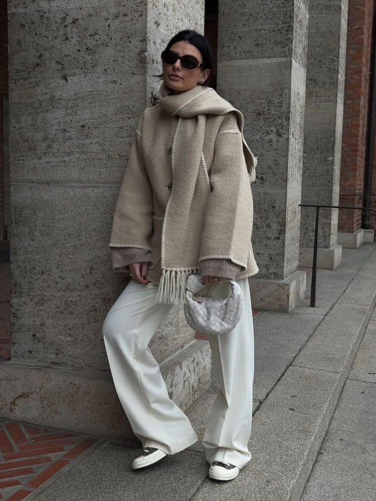 Eleganter Damen-Wollmantel im Oversize-Look mit passendem Schal