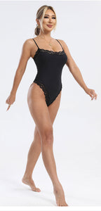 Spitzenbesetzter schlank machender Camisole-Bodysuit