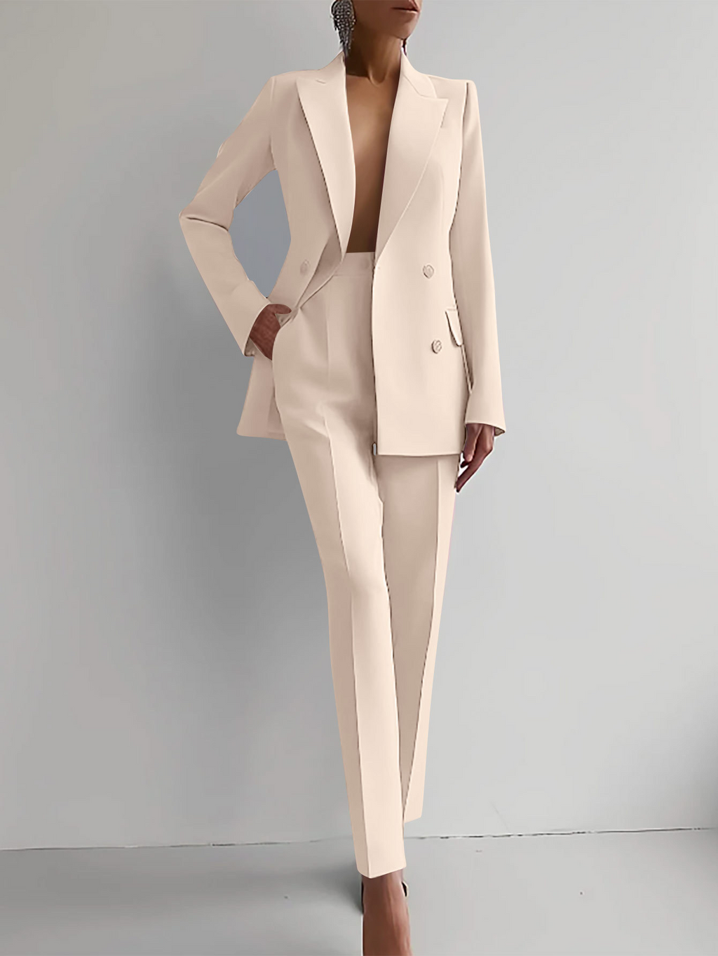 Women's Suit with Fitted Cut, Premium Material and Warming Fit - Perfect for Autumn - Beige