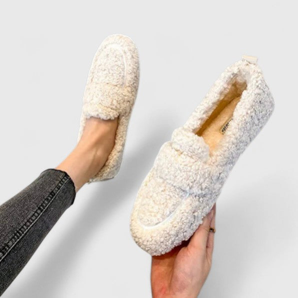 Fluffy women's slippers in cream white, sheepskin look, cozy and warm, ideal for winter. Perfect for comfort and style at home.