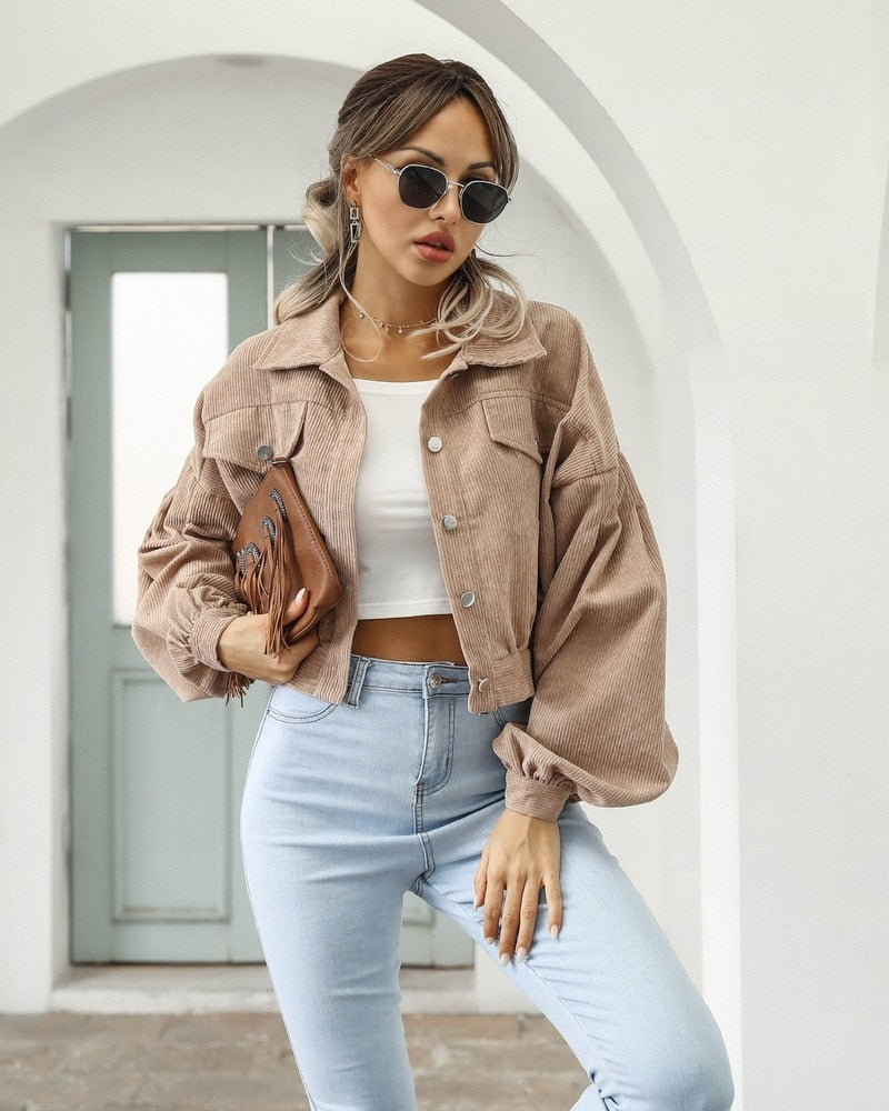 Damen-Kurzjacke mit Taschen und Knöpfen