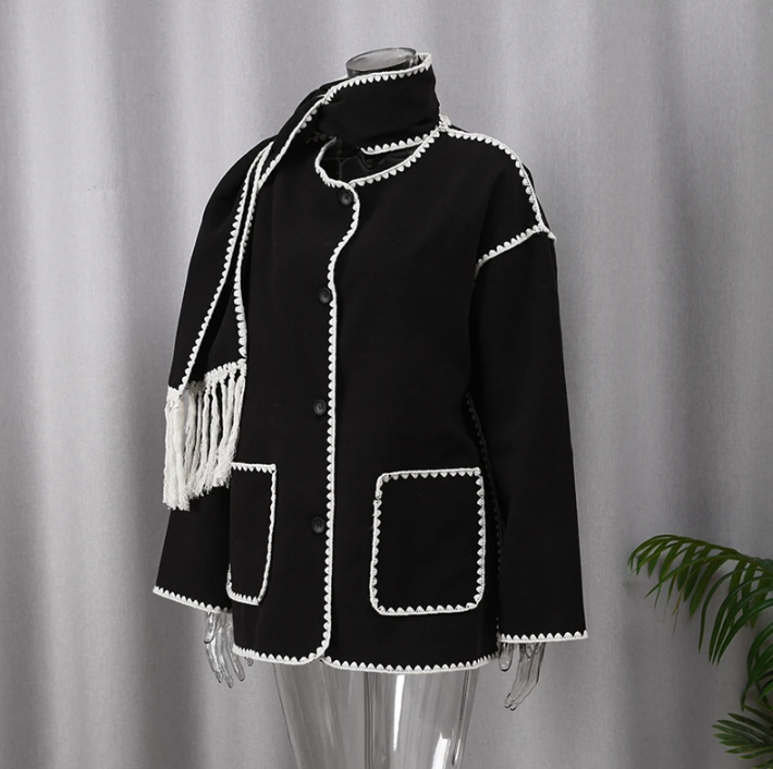 Eleganter Damen-Wollmantel im Oversize-Look mit passendem Schal