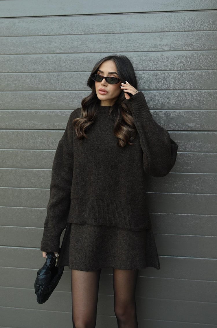 Schickes Strickpullover- und Minirock-Set für Damen