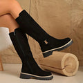 Kniehohe Damenstiefel mit Schnallendetail