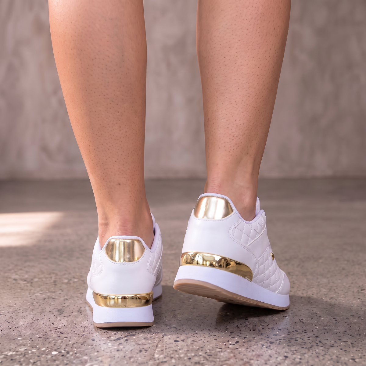 Tenis de cuadros con cordones para mujer