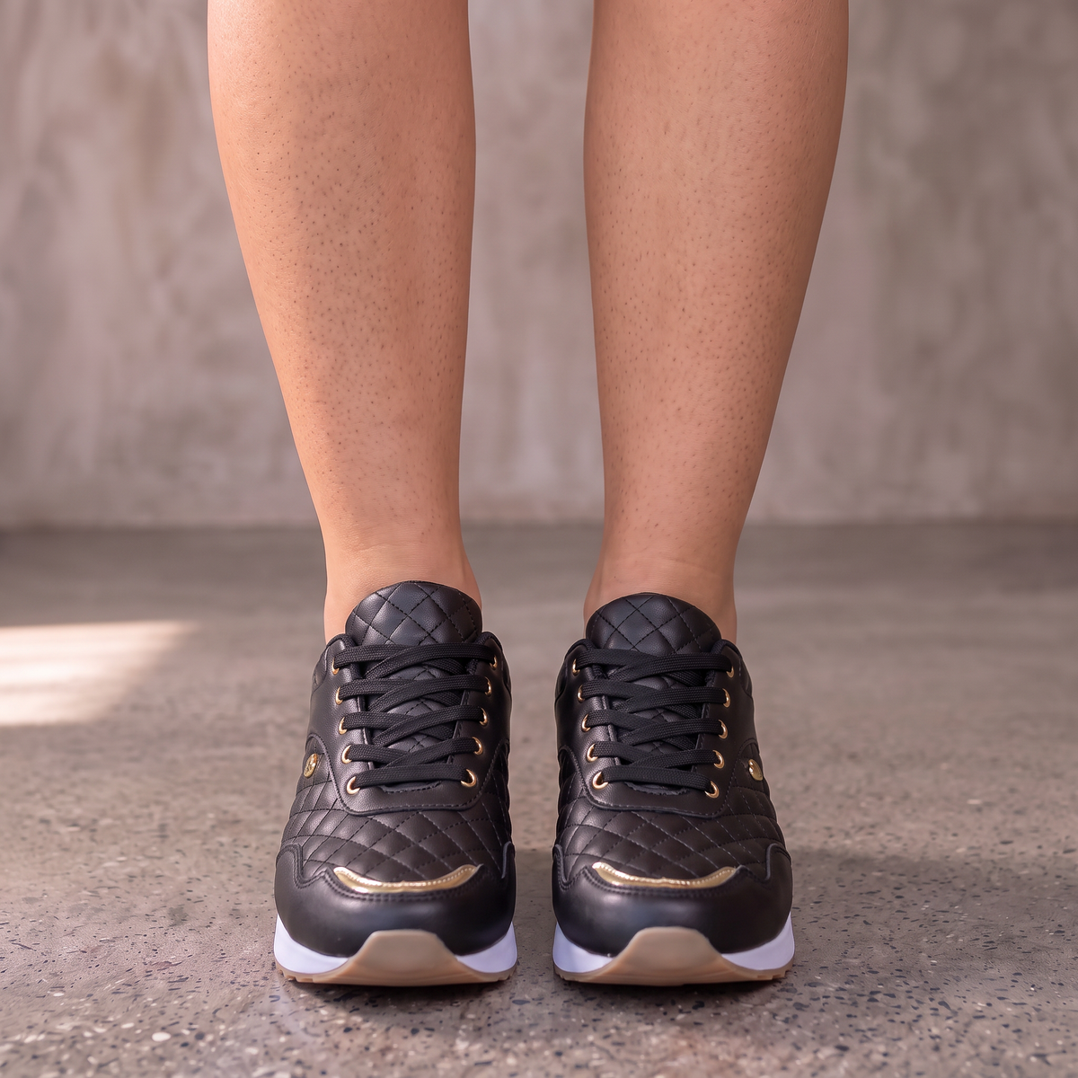 Tenis de cuadros con cordones para mujer