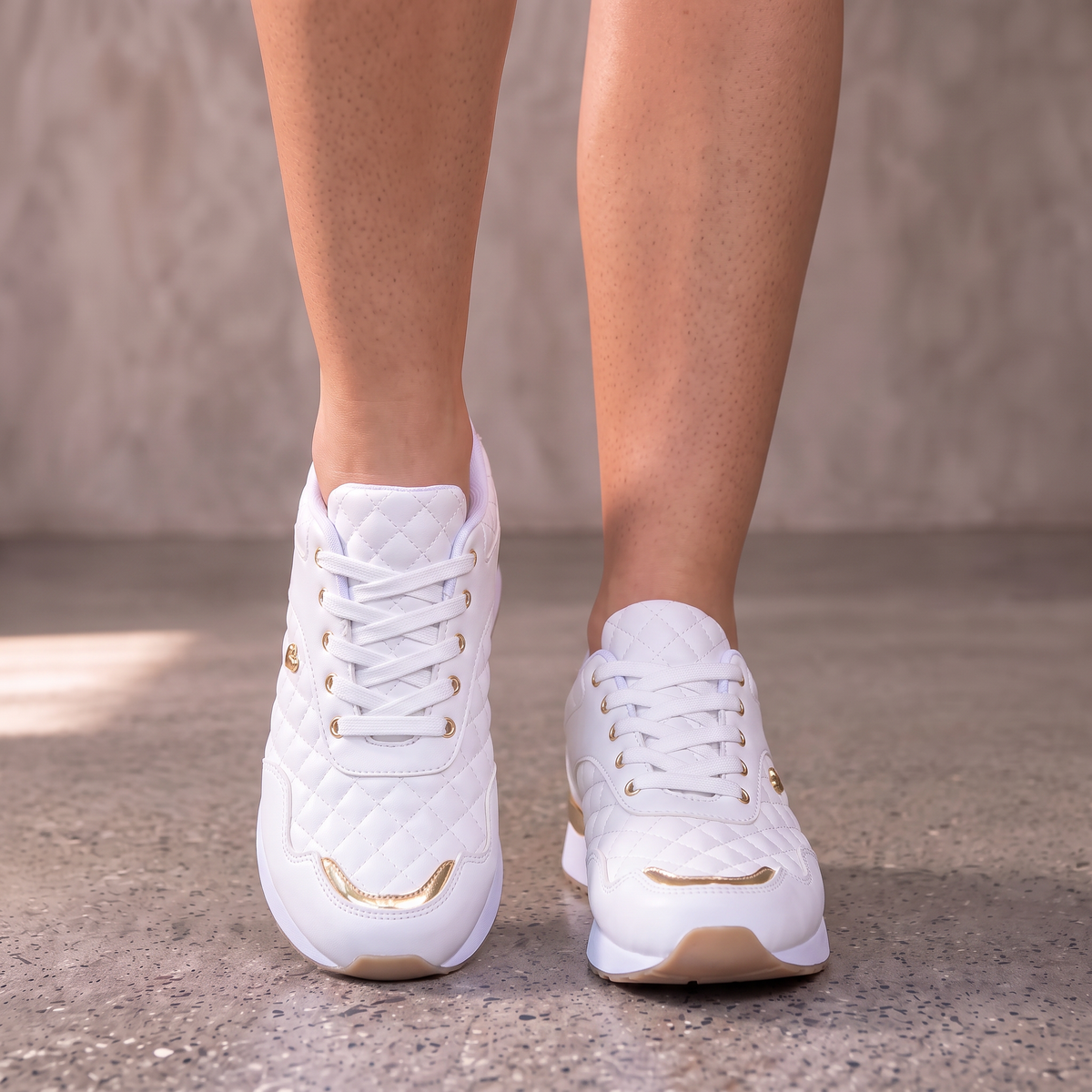 Tenis de cuadros con cordones para mujer