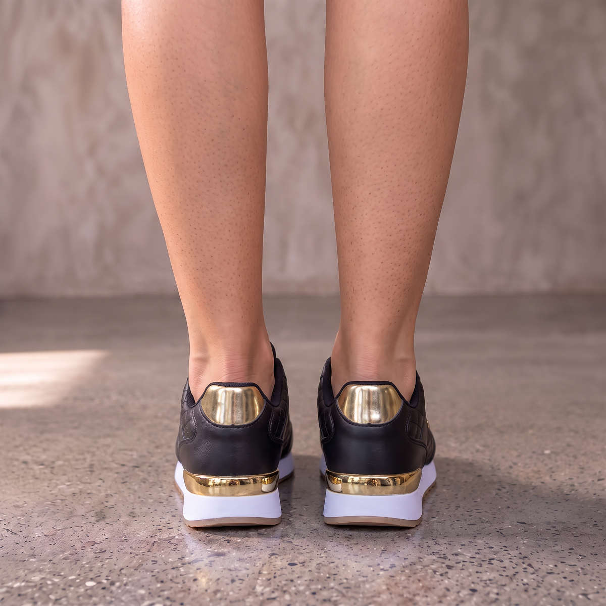 Tenis de cuadros con cordones para mujer