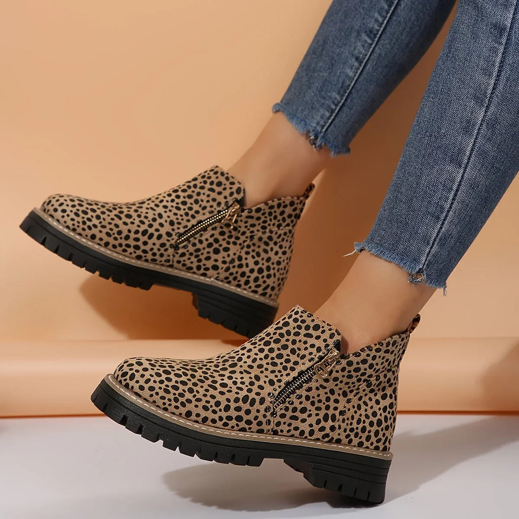 Damen-Ankle-Boots aus Leoparden-Veloursleder mit seitlichem Reißverschluss und grober Profilsohle