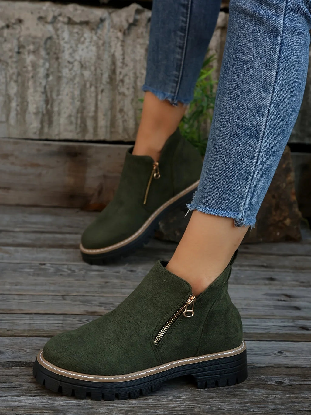 Damen-Ankle-Boots aus Leoparden-Veloursleder mit seitlichem Reißverschluss und grober Profilsohle