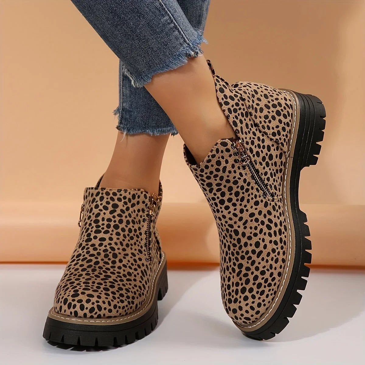 Damen-Ankle-Boots aus Leoparden-Veloursleder mit seitlichem Reißverschluss und grober Profilsohle