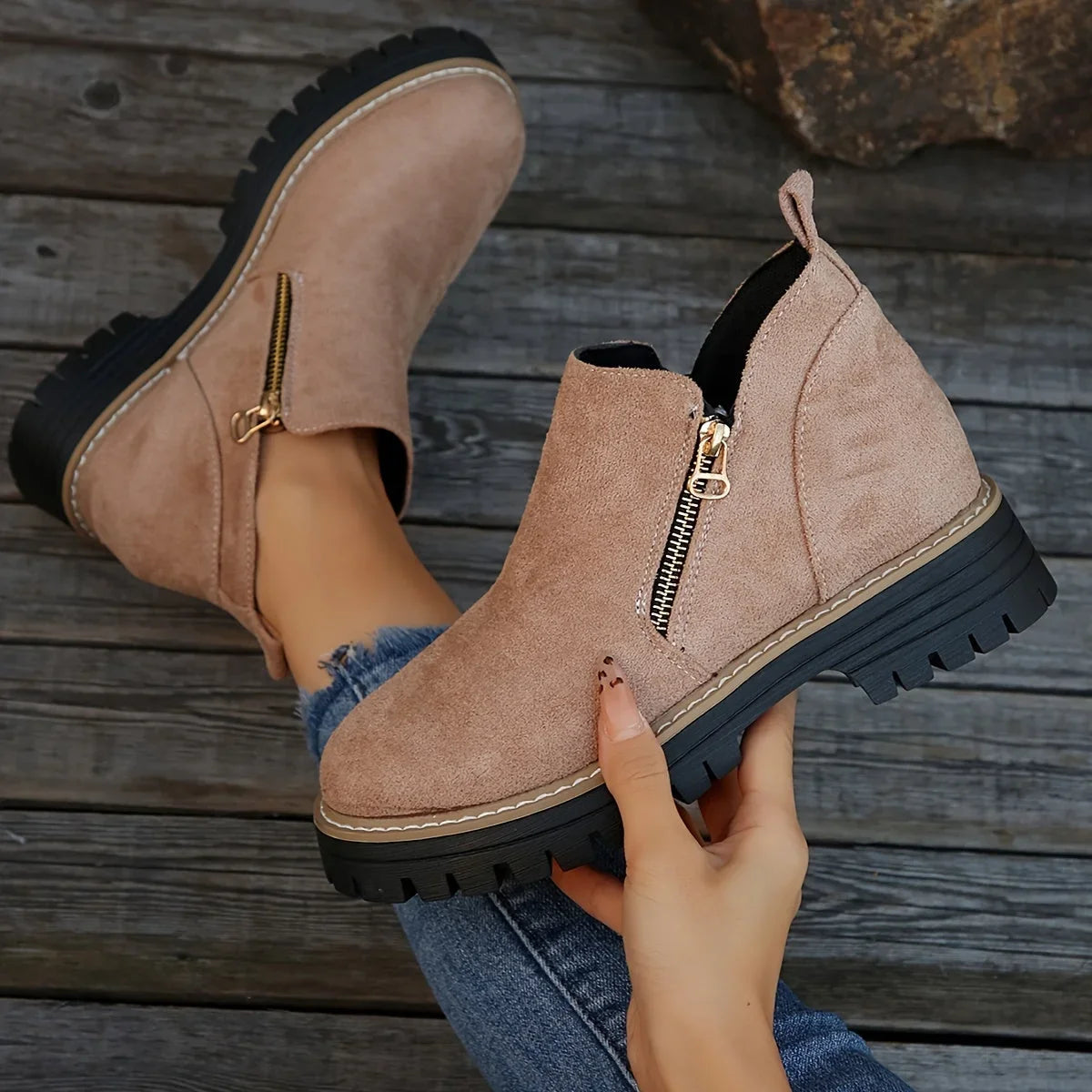 Damen-Ankle-Boots aus Leoparden-Veloursleder mit seitlichem Reißverschluss und grober Profilsohle