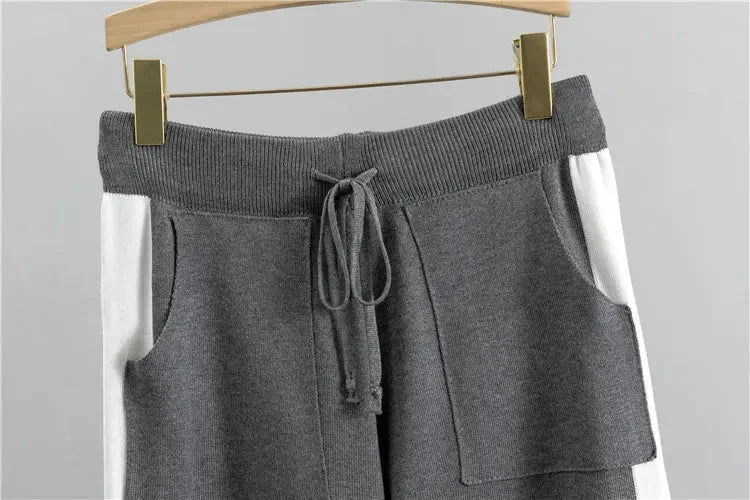 Damen-Loungewear in Color-Block-Optik mit Stehkragen und zulaufender Hose