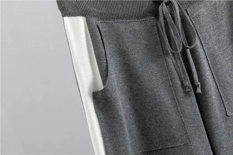 Damen-Loungewear in Color-Block-Optik mit Stehkragen und zulaufender Hose