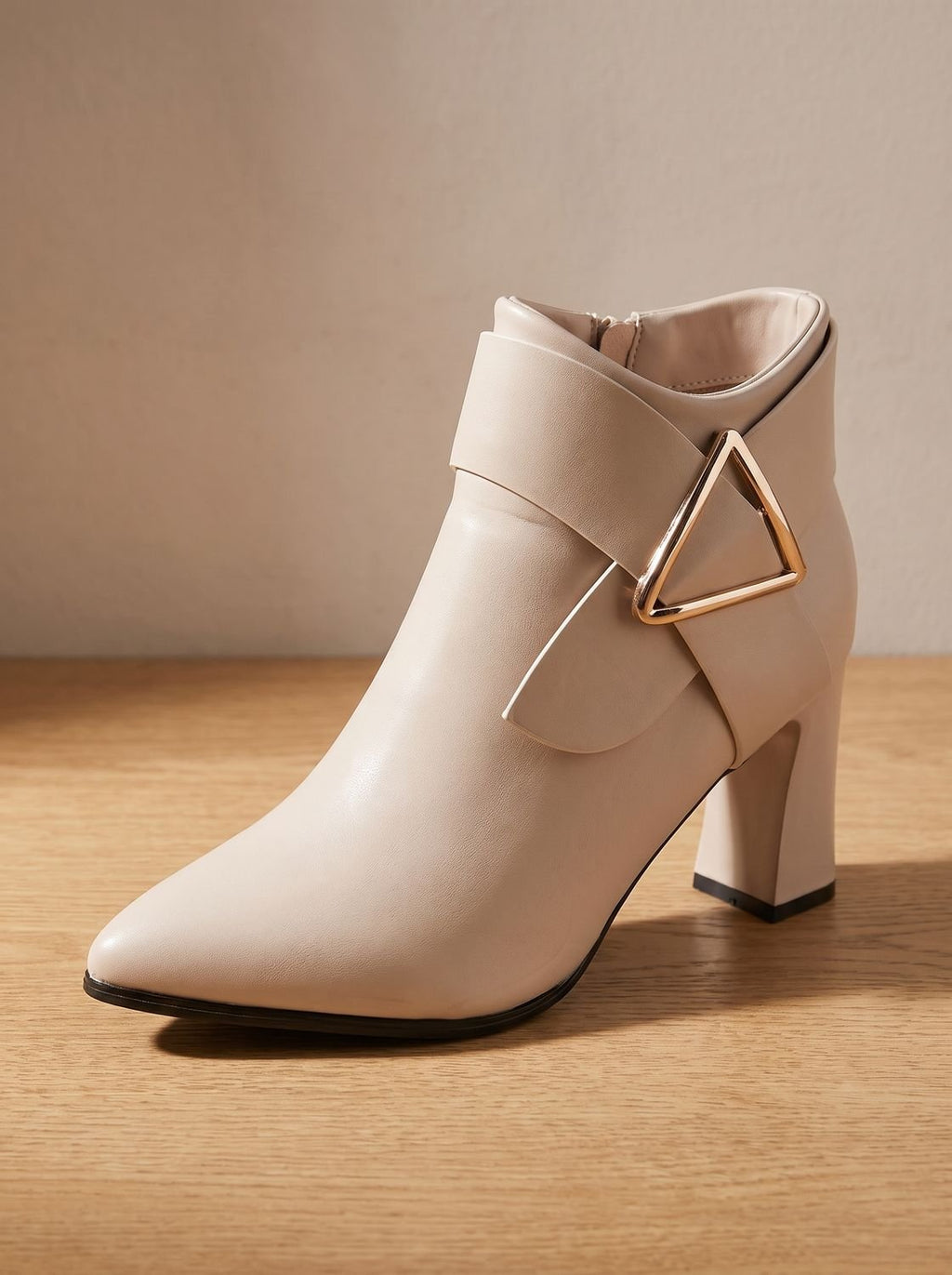 Damen-Stiefeletten mit Blockabsatz, spitzer Kappe und Dreiecksschnalle