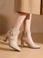 Damen-Stiefeletten mit Blockabsatz, spitzer Kappe und Dreiecksschnalle