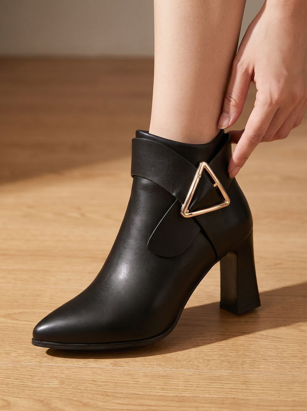 Damen-Stiefeletten mit Blockabsatz, spitzer Kappe und Dreiecksschnalle