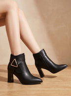Damen-Stiefeletten mit Blockabsatz, spitzer Kappe und Dreiecksschnalle
