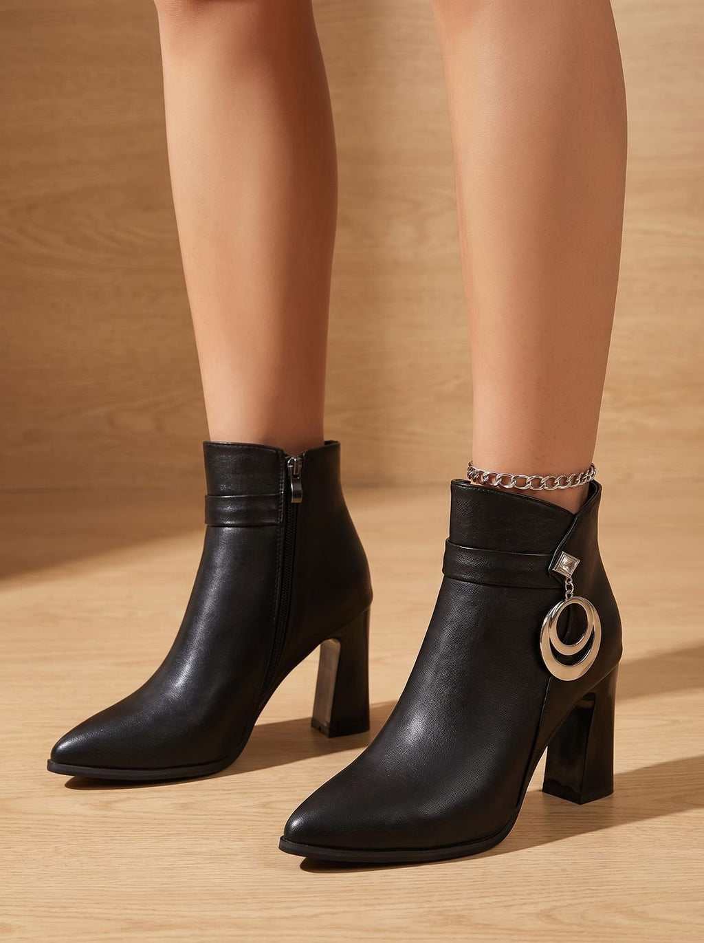 Damen-Stiefeletten mit Blockabsatz, spitzer Kappe und Dreiecksschnalle