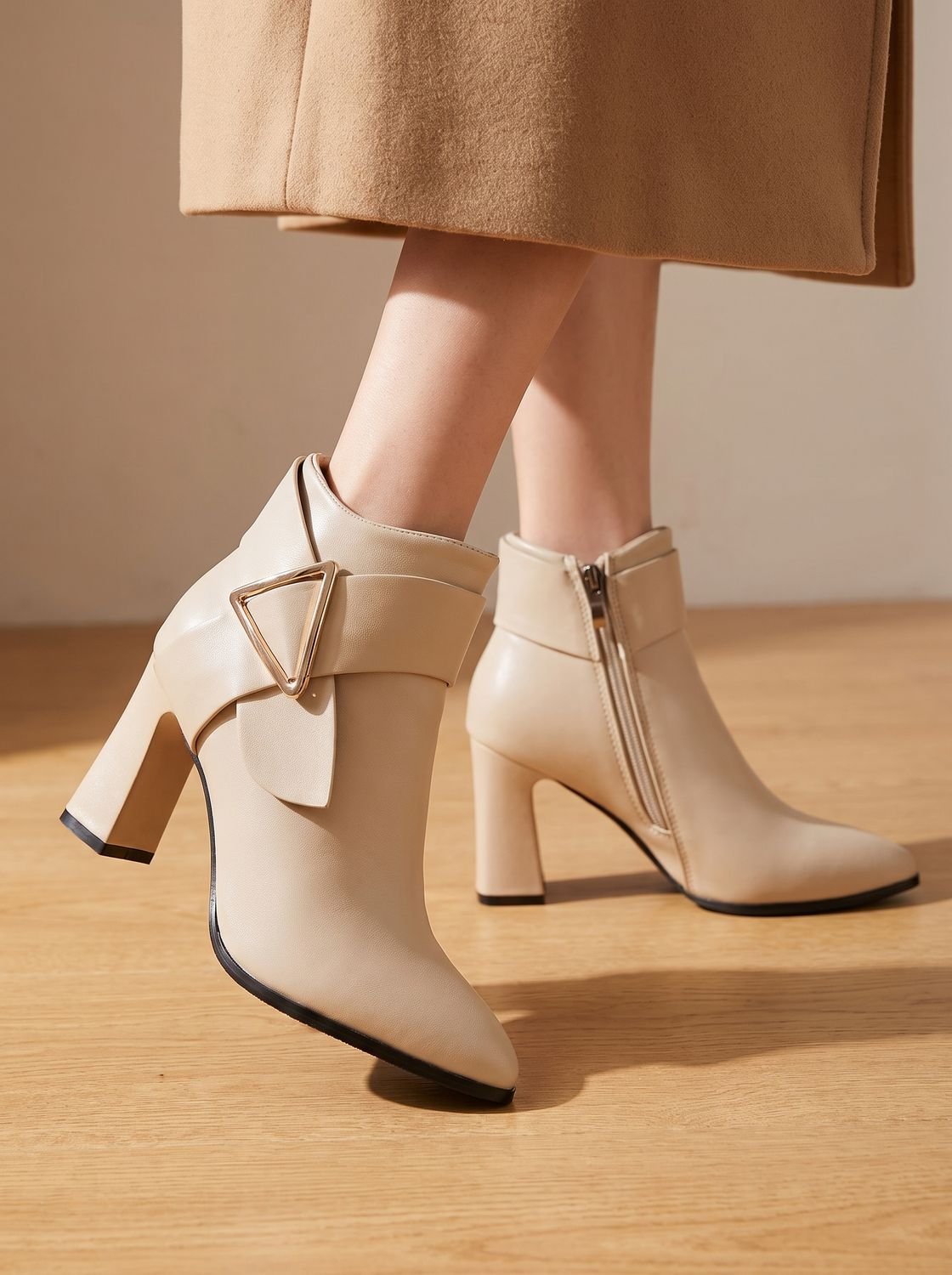 Damen-Stiefeletten mit Blockabsatz, spitzer Kappe und Dreiecksschnalle